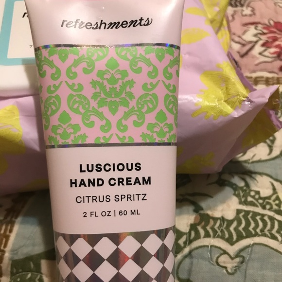 Refreshments Body and Hand lotions with Makeup wipes and cleansing face wipes - Picture 3 of 10